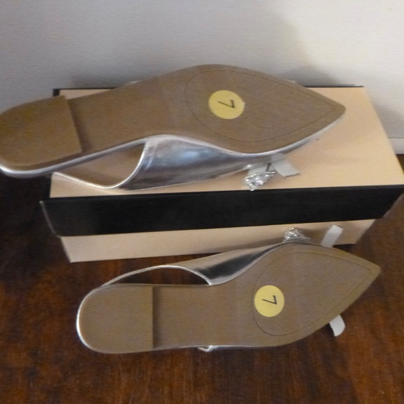 BCBGenerations SILVER KATLY SHOES sz-7 NIB POINTY FLATS - Picture 8 of 11